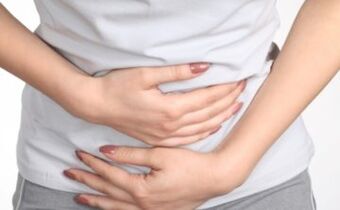 Durerea în abdomen este unul dintre primele simptome ale infecției cu viermi. 