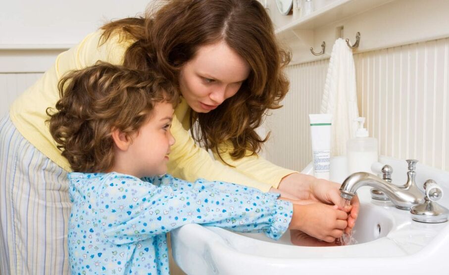 Pentru a preveni intrarea viermilor în corpul copilului, trebuie să respectați regulile de igienă