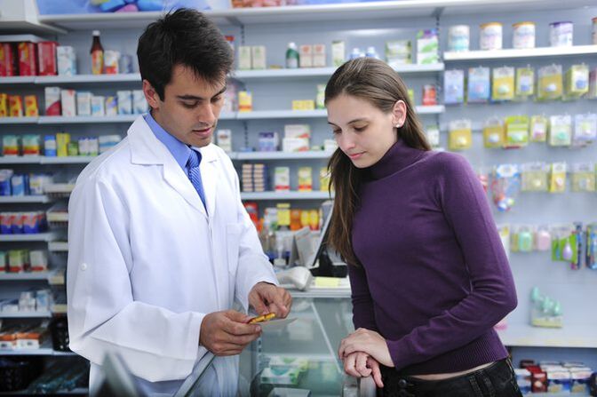 O femeie cumpără medicamente pentru a trata helmintiaza